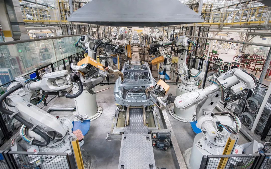 200多台机器人，4000多个精确焊点，走进沃尔沃全球标杆工厂(图3)